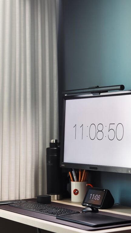 Sfaturi simple pentru organizarea eficientă a spațiului de lucru acasă